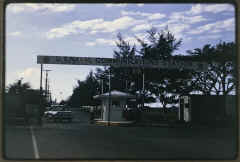 phil-gate-2311.jpg (77160 bytes)